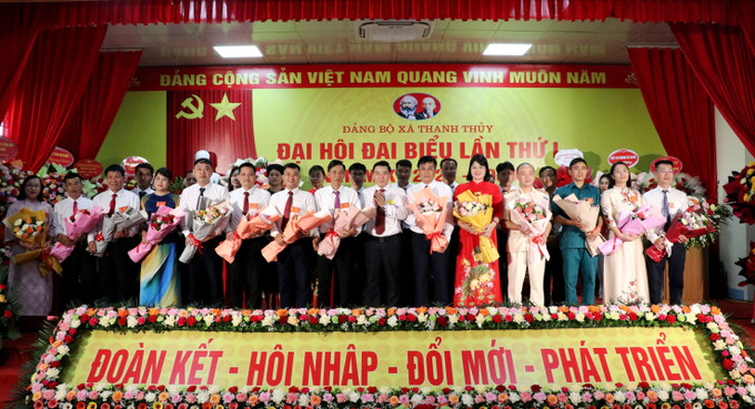 Ban Chấp hành Đảng bộ xã Thanh Thủy nhiệm kỳ 2025-2023 ra mắt Đại hội. Ảnh: Đức Thọ/TTXVN thanh-thuy.jpg