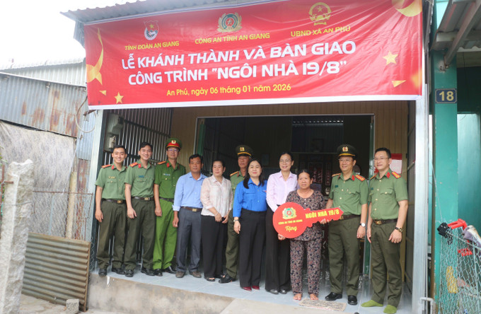 Đại tá Lê Phú Thạnh, Phó Giám đốc Công an tỉnh An Giang (thứ 2 phải qua) và đại biểu thực hiện nghi thức bàn giao căn nhà “19 tháng 8” cho gia đình bà Cao Thị Bường, ở khóm An Thạnh, xã An Phú, tỉnh An Giang.