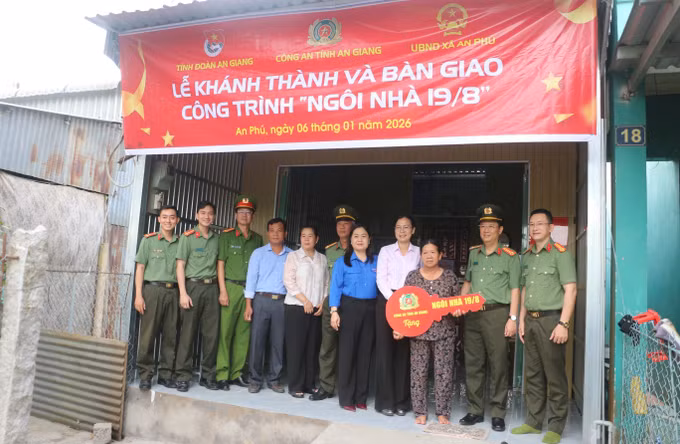 Đại tá Lê Phú Thạnh, Phó Giám đốc Công an tỉnh An Giang (thứ 2 phải qua) và đại biểu thực hiện nghi thức bàn giao căn nhà “19 tháng 8” cho gia đình bà Cao Thị Bường, ở khóm An Thạnh, xã An Phú, tỉnh An Giang.