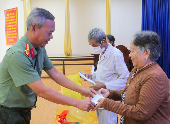 Thượng tá Kha Trường Vững trao quà cho các hộ nghèo, hộ cận nghèo trên địa bàn xã An Phú, tỉnh An Giang.