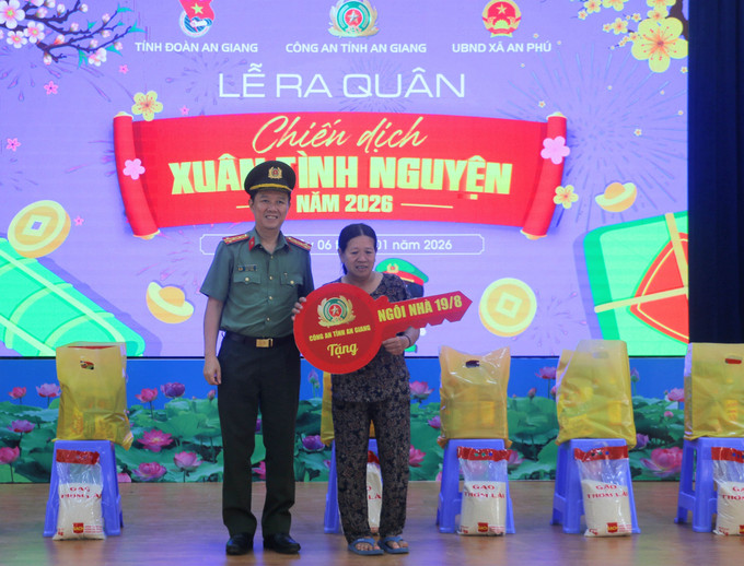 Đại tá Lê Phú Thạnh, Phó Giám đốc Công an tỉnh An Giang trao bảng tượng trưng bàn gian căn nhà “19 tháng 8” cho gia đình bà Cao Thị Bường, ở khóm An Thạnh, xã An Phú, tỉnh An Giang).