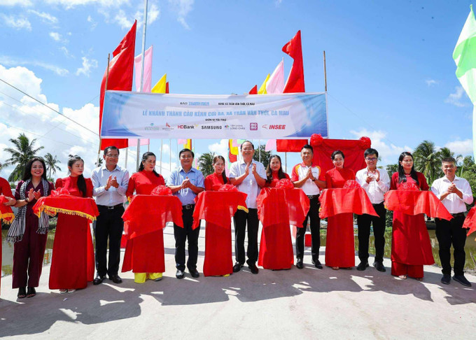 Bí thư Tỉnh ủy Cà Mau Nguyễn Hồ Hải và Tổng biên tập Báo Thanh Niên Nguyễn Ngọc Toàn cùng chính quyền địa phương và các nhà tài trợ cắt băng khánh thành cầu. cau-1.jpg