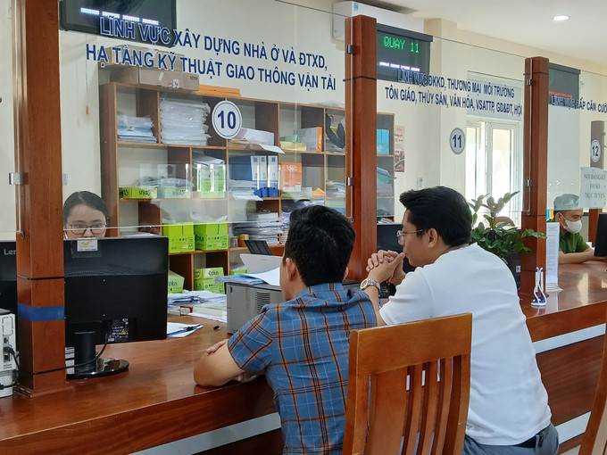 Giải quyết thủ tục hành chính cho người dân tại phường Ngũ Hành Sơn (mới), thành phố Đà Nẵng trong ngày đầu thí điểm chính quyền hai cấp. Ảnh: Mỹ Hà/TTXVN da-nang.jpg