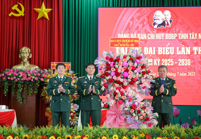 Đại tá Bùi Văn Vũ, Phó Chủ nhiệm Chính trị Bộ đội Biên phòng Việt Nam chúc mừng Đại hội. Đại tá Bùi Văn Vũ, Phó Chủ nhiệm Chính trị Bộ đội Biên phòng Việt Nam chúc mừng Đại hội.