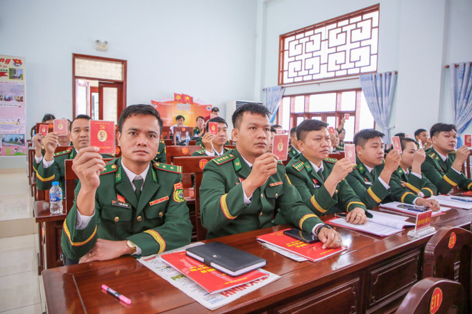 Đại biểu biểu quyết thông qua Nghị quyết Đại hội Đại biểu Đảng bộ Ban Chỉ huy Bộ đội Biên phòng tỉnh Tây Ninh lần thứ nhất, nhiệm kỳ 2025 - 2030. Đại biểu biểu quyết thông qua Nghị quyết Đại hội Đại biểu Đảng bộ Ban Chỉ huy Bộ đội Biên phòng tỉnh Tây Ninh lần thứ nhất, nhiệm kỳ 2025 - 2030.