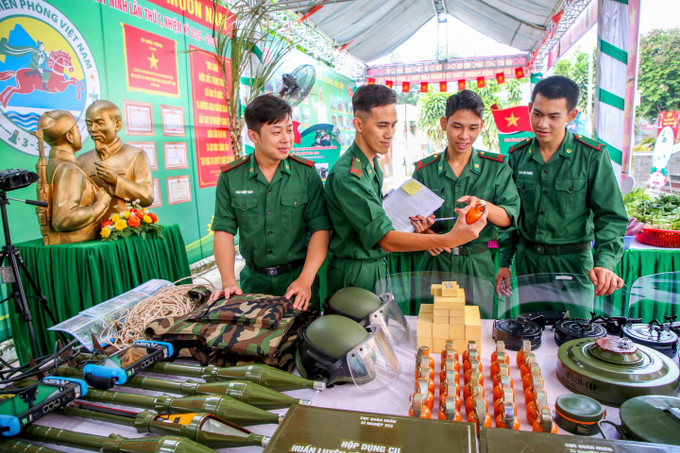 Cán bộ, chiến sĩ Ban Chỉ huy Bộ đội Biên phòng tỉnh Tây Ninh tìm hiểu trang thiết bị, khí tài huấn luyện tại gian trưng bày chuyên đề. Cán bộ, chiến sĩ Ban Chỉ huy Bộ đội Biên phòng tỉnh Tây Ninh tìm hiểu trang thiết bị, khí tài huấn luyện tại gian trưng bày chuyên đề.