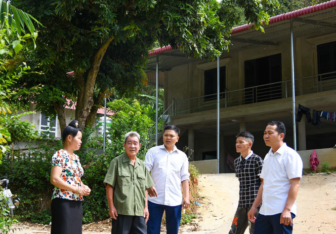 Đội ngũ già làng, trưởng bản, người có uy tín tích cực vận động người dân hiến đất làm đường xây dựng nông thôn mới. Ảnh: TTXVN phát dien-bien-2.jpg