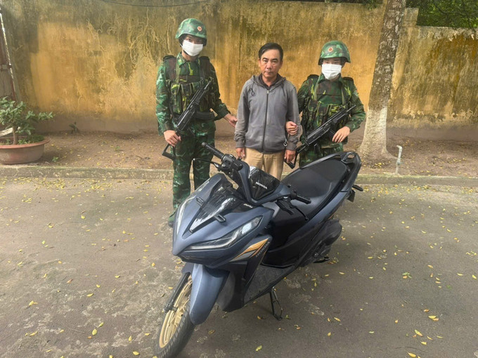 Đối tượng Lê Văn Dũng bị tạm giữ cùng tang vật. Ảnh: TTXVN phát toi-pham.jpg