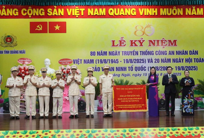 Tỉnh ủy, HĐND, Ủy ban nhân dân, Ủy ban MTTQ Việt Nam tỉnh tặng bức trướng cho Công an Tỉnh Quảng Ngãi chủ đề “Đoàn kết dân chủ, kỷ cương, đổi mới, hiệu quả vì nước quên thân vì dân phục vụ. Ảnh: Phạm Cường/TTXVN Tỉnh ủy, HĐND, Ủy ban nhân dân, Ủy ban MTTQ Việt Nam tỉnh tặng bức trướng cho Công an Tỉnh Quảng Ngãi chủ đề “Đoàn kết dân chủ, kỷ cương, đổi mới, hiệu quả vì nước quên thân vì dân phục vụ. Ảnh: Phạm Cường/TTXVN