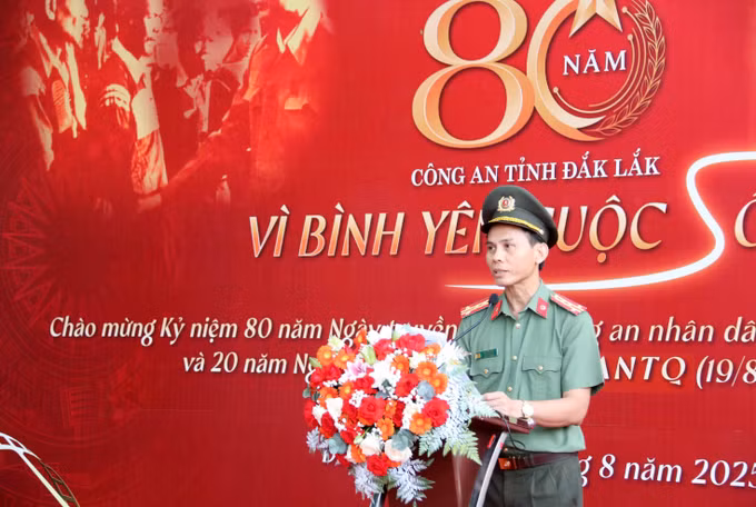 Đại tá Nguyễn Khoẻ, Phó Giám đốc Công an tỉnh Đắk Lắk, phát biểu khai mạc Triển lãm. Ảnh: Hoài Thu/TTXVN.