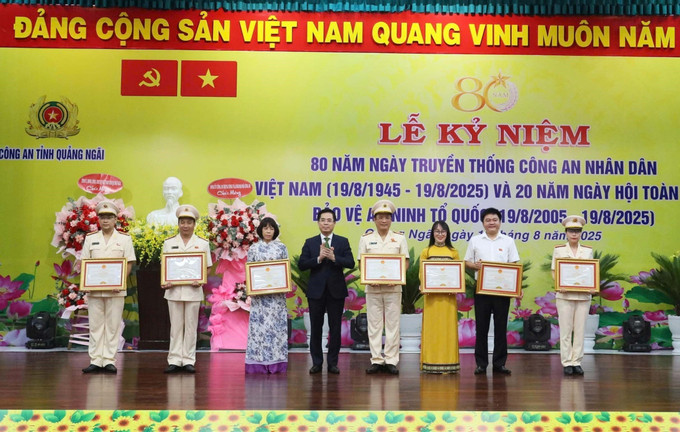 Phó bí thư Tỉnh ủy, Chủ tịch UBND tỉnh Quảng Ngãi Nguyễn Hoàng Giang tặng Bằng khen cho các tập thể và cá nhân có thành tích xuất sắc trong Phong trào Ngày hội toàn dân bảo vệ an ninh Tổ quốc. Ảnh: Phạm Cường/TTXVN Phó bí thư Tỉnh ủy, Chủ tịch UBND tỉnh Quảng Ngãi Nguyễn Hoàng Giang tặng Bằng khen cho các tập thể và cá nhân có thành tích xuất sắc trong Phong trào Ngày hội toàn dân bảo vệ an ninh Tổ quốc. Ảnh: Phạm Cường/TTXVN
