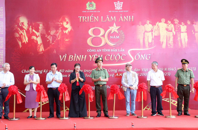 Đại biểu cắt băng khai mạc Triển lãm. Ảnh: Hoài Thu/TTXVN Đại biểu cắt băng khai mạc Triển lãm. Ảnh: Hoài Thu/TTXVN