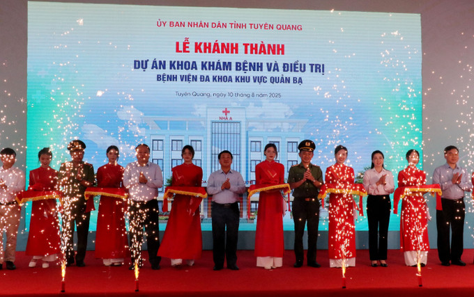 Cắt băng khánh thành dự án Khoa khám bệnh và điều trị, Bệnh viện Đa khoa khu vực Quản Bạ. Cắt băng khánh thành dự án Khoa khám bệnh và điều trị, Bệnh viện Đa khoa khu vực Quản Bạ.