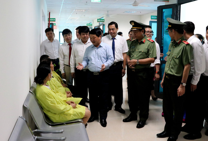 Lãnh đạo tỉnh Tuyên Quang và lãnh đạo Bô Công an thăm và tặng quà cho các bệnh nhân đang điều trị tại bệnh viện Đa khoa khu vực Quản Bạ. Lãnh đạo tỉnh Tuyên Quang và lãnh đạo Bô Công an thăm và tặng quà cho các bệnh nhân đang điều trị tại bệnh viện Đa khoa khu vực Quản Bạ.