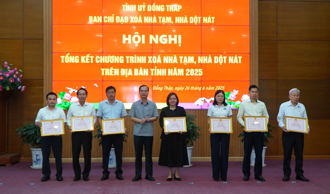 Trao Bằng khen cho các tập thể, cá nhân có thành tích tiêu biểu trong thực hiện Chương trình xóa nhà tạm, nhà dột nát năm 2025. Trao Bằng khen cho các tập thể, cá nhân có thành tích tiêu biểu trong thực hiện Chương trình xóa nhà tạm, nhà dột nát năm 2025.
