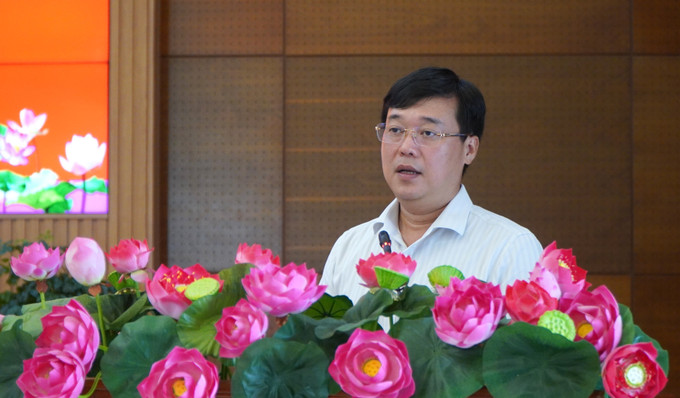 Ông Lê Quốc Phong, Bí thư Tỉnh ủy, Trưởng Ban Chỉ đạo xóa nhà tạm, nhà dột nát trên địa bàn tỉnh Đồng Tháp phát biểu trong Hội nghị. Ông Lê Quốc Phong, Bí thư Tỉnh ủy, Trưởng Ban Chỉ đạo xóa nhà tạm, nhà dột nát trên địa bàn tỉnh Đồng Tháp phát biểu trong Hội nghị.