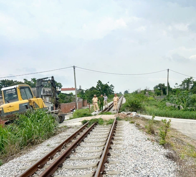 Lực lượng CSGT Công an tỉnh phối hợp với chính quyền địa phương và các đơn vị xóa bỏ các điểm đi qua đường tàu tự phát ở Đông Triều. Ảnh: TTXVN phát Lực lượng CSGT Công an tỉnh phối hợp với chính quyền địa phương và các đơn vị xóa bỏ các điểm đi qua đường tàu tự phát ở Đông Triều. Ảnh: TTXVN phát