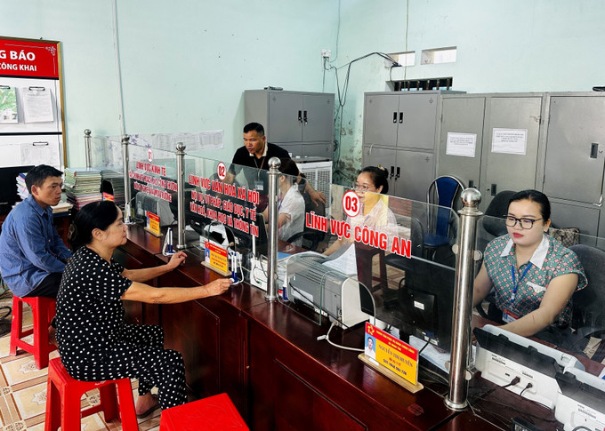 Người dân tới làm thủ tục tại Trung tâm phục vụ hành chính công xã biên giới Minh Tân (Tuyên Quang). Người dân tới làm thủ tục tại Trung tâm phục vụ hành chính công xã biên giới Minh Tân (Tuyên Quang).