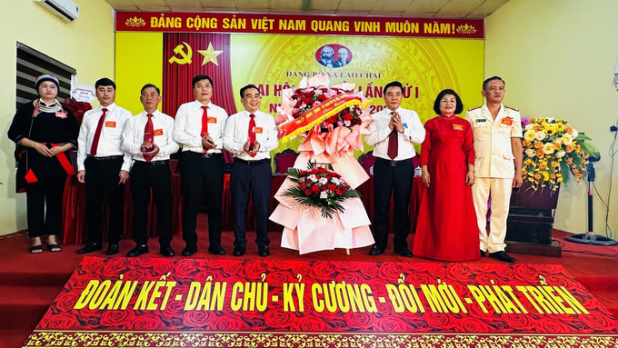Lãnh đạo tỉnh Tuyên Quang tặng hoa chúc mừng Ban Chấp hành Đảng bộ xã Lao Chải nhiệm kỳ 2025-2030. Ảnh: Đức Thọ/TTXVN Lãnh đạo tỉnh Tuyên Quang tặng hoa chúc mừng Ban Chấp hành Đảng bộ xã Lao Chải nhiệm kỳ 2025-2030. Ảnh: Đức Thọ/TTXVN