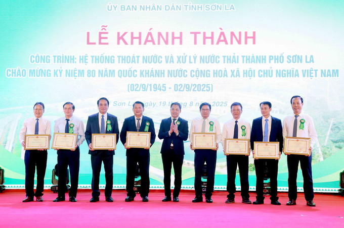 Chủ tịch UBND tỉnh Sơn La Nguyễn Đình Việt tặng Bằng khen cho các tập thể, cá nhân. Chủ tịch UBND tỉnh Sơn La Nguyễn Đình Việt tặng Bằng khen cho các tập thể, cá nhân.