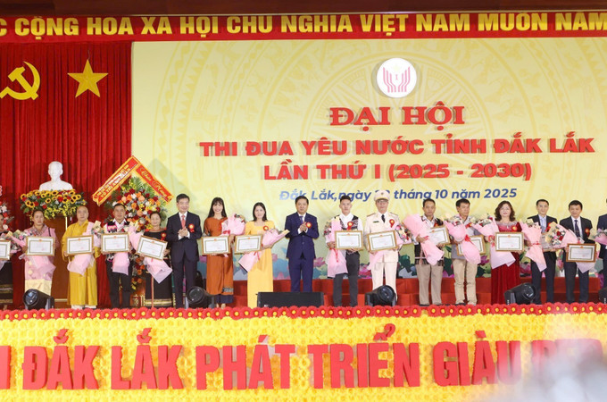 Trao Bằng khen cho cá nhân có thành tích xuất sắc trong phong trào thi đua yêu nước. Trao Bằng khen cho cá nhân có thành tích xuất sắc trong phong trào thi đua yêu nước.