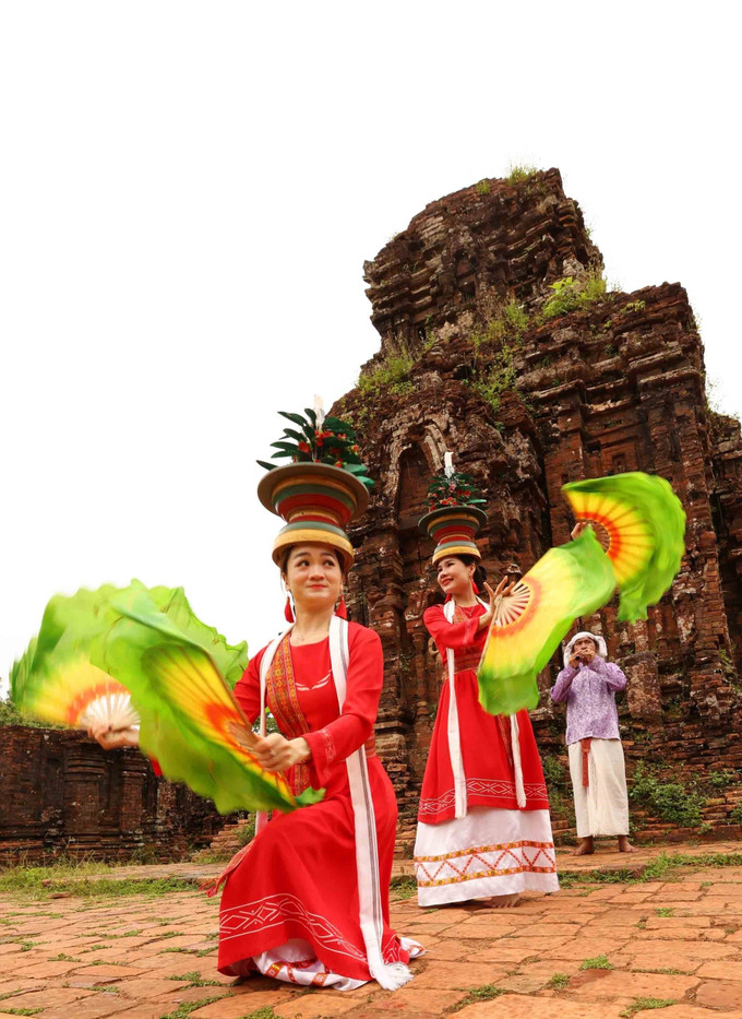 Mỗi điệu múa là một "thực hành văn hóa sống động", tái hiện nghi lễ, tín ngưỡng của người Chăm xưa. vu-dieu-cham-10.jpg