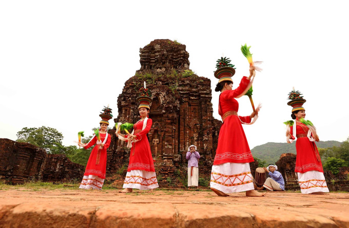 Những vũ điệu Chăm uyển chuyển như "đánh thức" không gian tĩnh lặng, cổ kính của tháp cổ. vu-dieu-cham-9.jpg