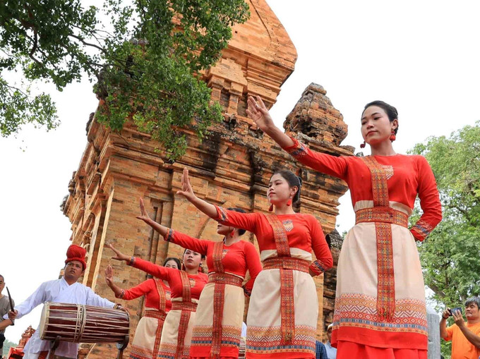 Từng động tác tay, chân của vũ công đều chứa đựng những câu chuyện văn hóa, lịch sử sâu sắc của người Chăm. vu-dieu-cham-13.jpg
