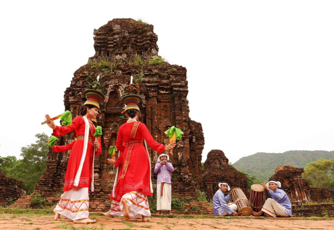 Sự kết hợp giữa âm nhạc truyền thống và vũ điệu Chăm tạo nên một trải nghiệm văn hóa độc đáo, khó quên. vu-dieu-cham-8.jpg
