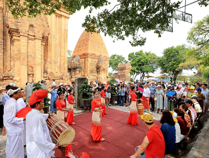 Khán giả say sưa theo dõi từng nhịp điệu, cảm nhận sự kết nối giữa quá khứ và hiện tại. vu-dieu-cham-7.jpg