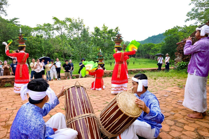 Vũ điệu Chăm tìm kiếm những không gian biểu đạt mới trong xã hội hiện đại, tiếp cận du khách trong và ngoài nước. vu-dieu-cham-6.jpg