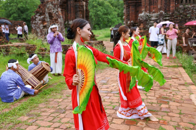 Việc duy trì các vũ điệu Chăm góp phần quan trọng trong việc bảo tồn bản sắc văn hóa của cộng đồng. vu-dieu-cham-4.jpg