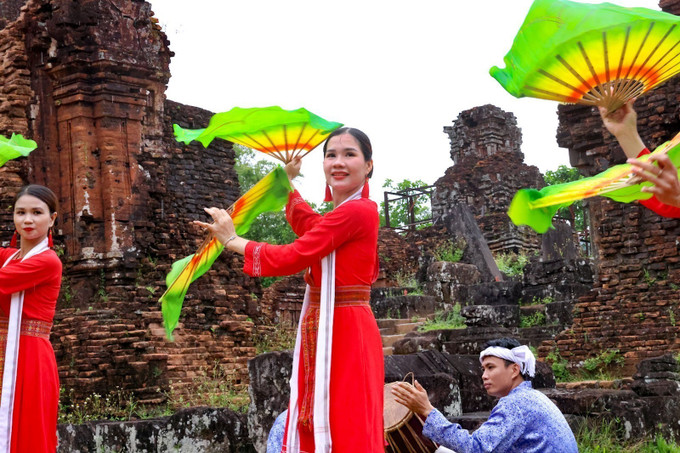 Không gian thiêng của tháp cổ trở thành "sân khấu" đặc biệt cho những màn trình diễn mang đậm giá trị tâm linh. vu-dieu-cham-5.jpg