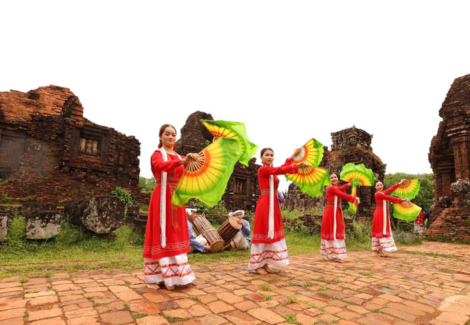 Khoảnh khắc giao thoa giữa vũ điệu mềm mại và kiến trúc tháp cổ kiên cố, tạo nên vẻ đẹp hài hòa. vu-dieu-cham-11.jpg