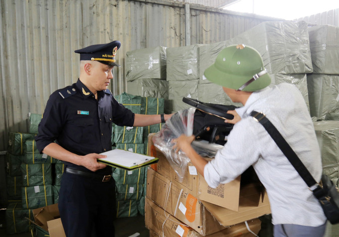 Hải quan cửa khẩu quốc tế Hữu Nghị (Lạng Sơn) kiểm tra hàng hóa nhập khẩu tại kho bãi khu vực cửa khẩu. Hải quan cửa khẩu quốc tế Hữu Nghị (Lạng Sơn) kiểm tra hàng hóa nhập khẩu tại kho bãi khu vực cửa khẩu.