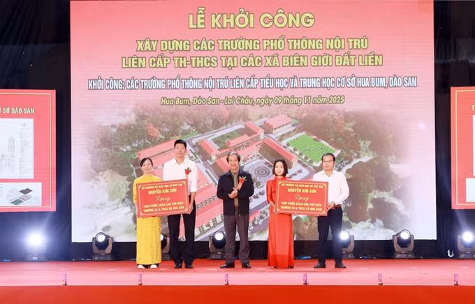 Bộ trưởng Bộ Giáo dục và Đào tạo Nguyễn Kim Sơn tặng 2000 quyển sách cho thư viện trường TH và THCS Hua Bum và trường TH- THCS Dào San.