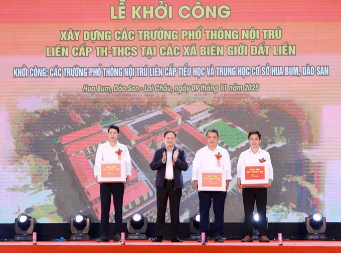 Bí thư Tỉnh ủy Lai Châu, Lê Minh Ngân trao quà cho nhà thầu, đơn vị thi công công trình.