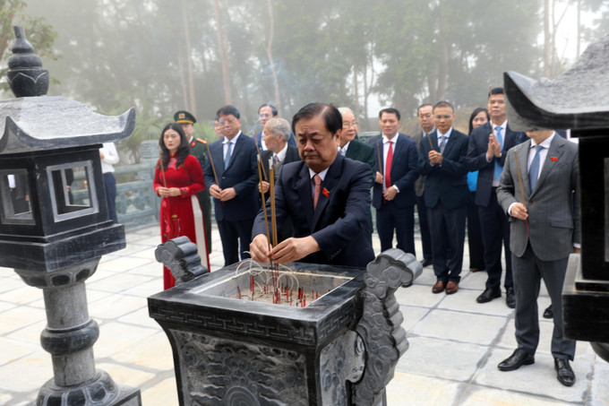 Phó Chủ tịch Quốc hội Lê Minh Hoan dâng hương tại Nhà tưởng niệm Chủ tịch Tôn Đức Thằng trong khu di tích.