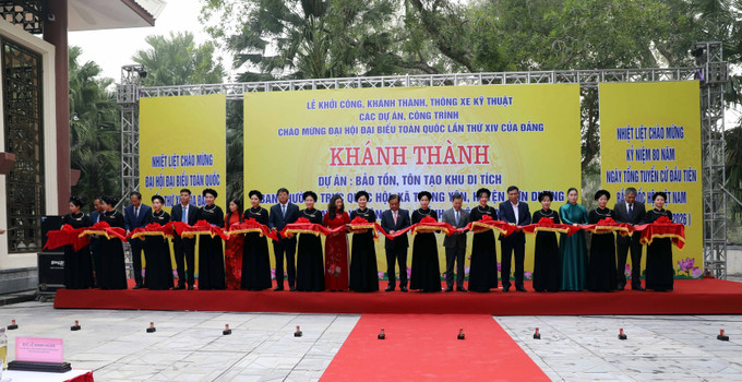 Phó Chủ tịch Quốc hội Lê Minh Hoan cùng các đại biểu cắt băng khánh thành Dự án bảo tồn, tôn tạo Khu di tích Ban Thường trực Quốc hội.