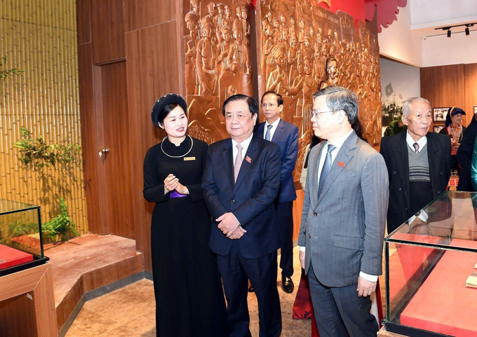 Phó Chủ tịch Quốc hội Lê Minh Hoan tham quan Khu di tích Ban Thường trực Quốc hội.