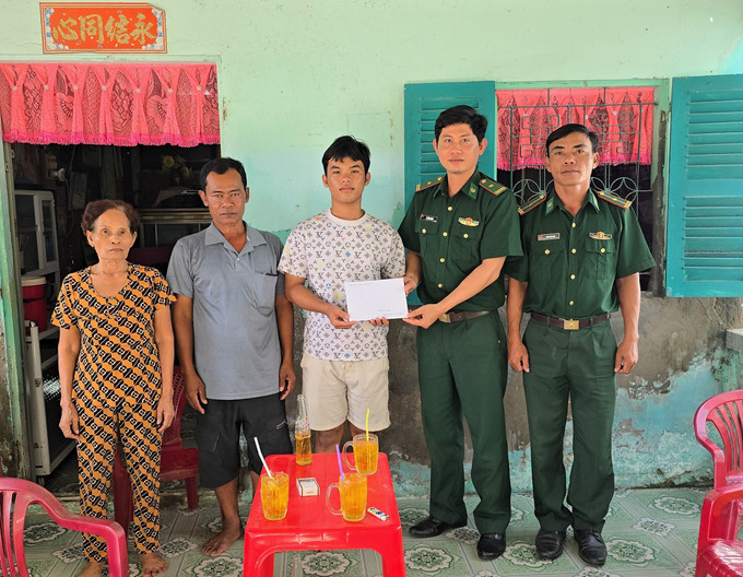 Đồn Biên phòng Nhà Mát tặng học bổng cho các học sinh do đơn vị nhận đỡ đầu. Ảnh: TTXVN phát Đồn Biên phòng Nhà Mát tặng học bổng cho các học sinh do đơn vị nhận đỡ đầu. Ảnh: TTXVN phát
