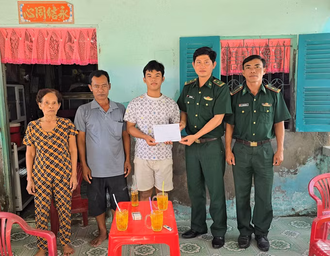Đồn Biên phòng Nhà Mát tặng học bổng cho các học sinh do đơn vị nhận đỡ đầu. Ảnh: TTXVN phát