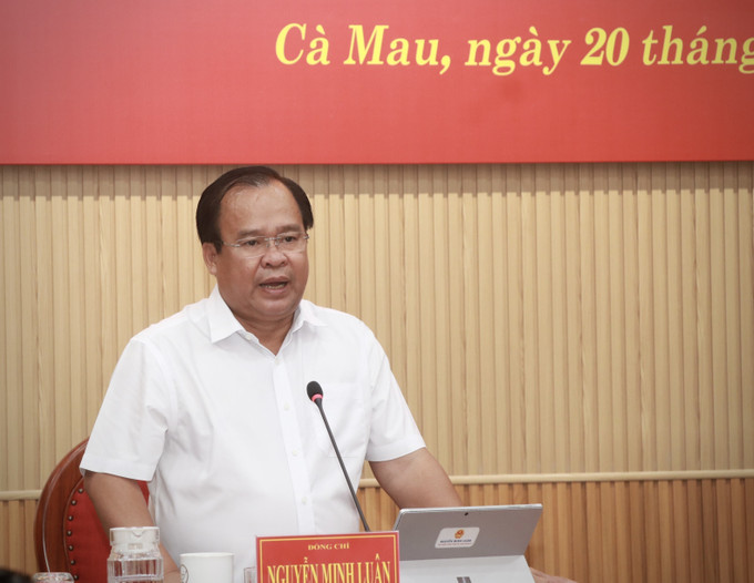 Phó Chủ tịch UBND tỉnh Cà Mau Nguyễn Minh Luân phát biểu chỉ đạo tại buổi họp báo. Ảnh: Huỳnh Anh/TTXVN ca-mau-1.jpg