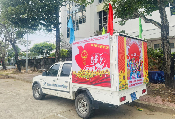 Các xe tuyên truyền lưu động của Trung tâm Văn hóa Nghệ thuật tỉnh An Giang lắp đặt loa phóng thanh với nội dung tuyên truyền bằng tiếng Việt và tiếng Khmer đến các khu dân cư, chợ, điểm sinh hoạt cộng đồng để tuyên truyền.