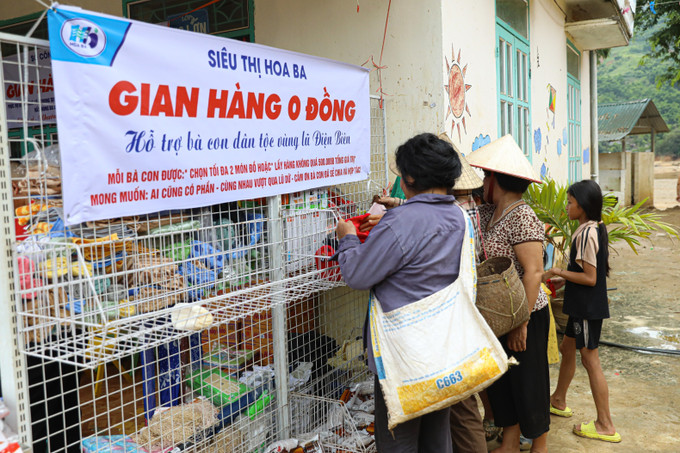 Người dân vùng lũ bản Pá Vạt, xã Mường Luân (Điện Biên) lựa chọn món hàng thiết yếu tại gian hàng 0 đồng do siêu thị Hoa Ba tổ chức. Người dân vùng lũ bản Pá Vạt, xã Mường Luân (Điện Biên) lựa chọn món hàng thiết yếu tại gian hàng 0 đồng do siêu thị Hoa Ba tổ chức.