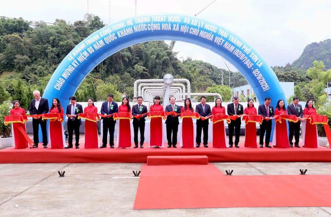 Đại biểu thực hiện nghi lễ cắt băng khánh thành công trình: Hệ thống thoát nước và xử lý nước thải thành phố Sơn La. son-la-1.jpg
