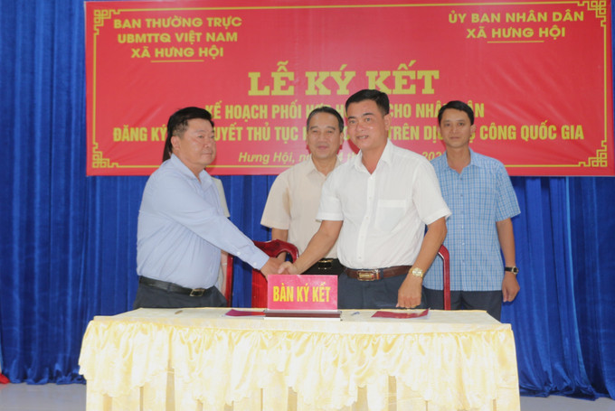 Ủy ban MTTQ Việt Nam xã Hưng Hội và UBND xã Hưng Hội ký kết Phối hợp tham gia hỗ trợ cho nhân dân đăng ký, giải quyết thủ tục hành chính trên dịch vụ công trực tuyến. ca-mau-1.jpg