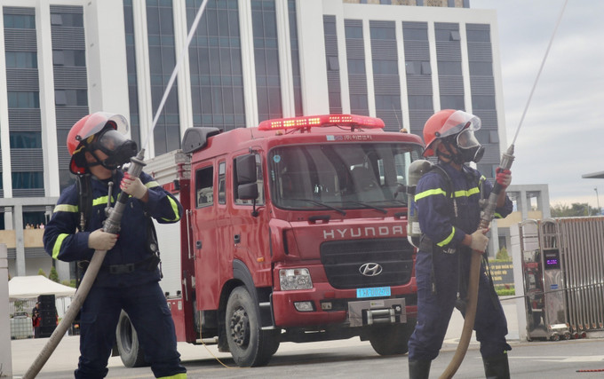 Các lực lượng tham gia thực tập phương án chữa cháy và cứu nạn, cứu hộ.