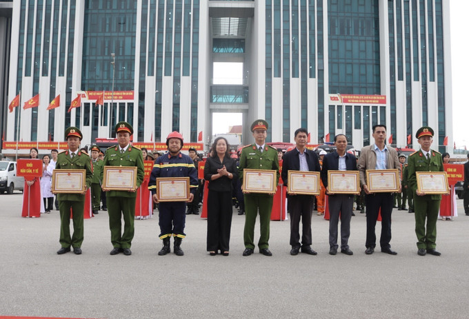 Khen thưởng các lực lượng tham gia thực tập phương án chữa cháy và cứu nạn, cứu hộ.
