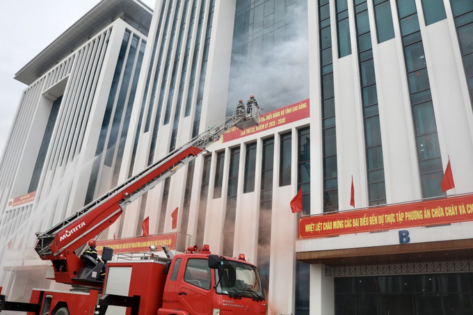 Các lực lượng tham gia thực tập phương án chữa cháy và cứu nạn, cứu hộ.